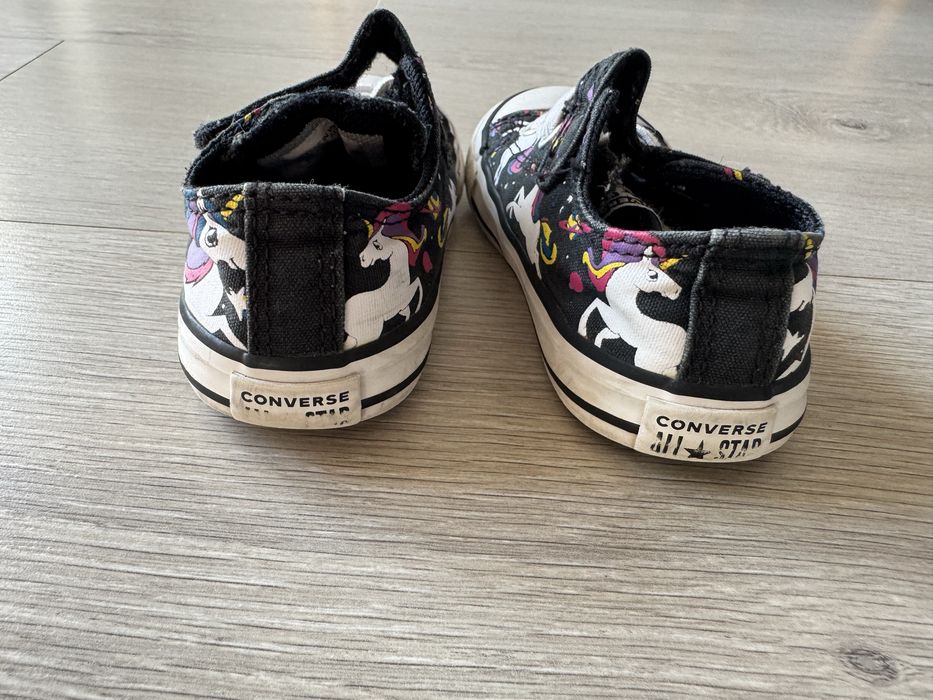 Tenesi fete converse