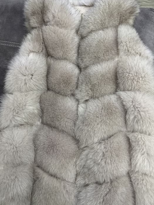 Елек от лисица много гъст косъм с цип и джобчета.