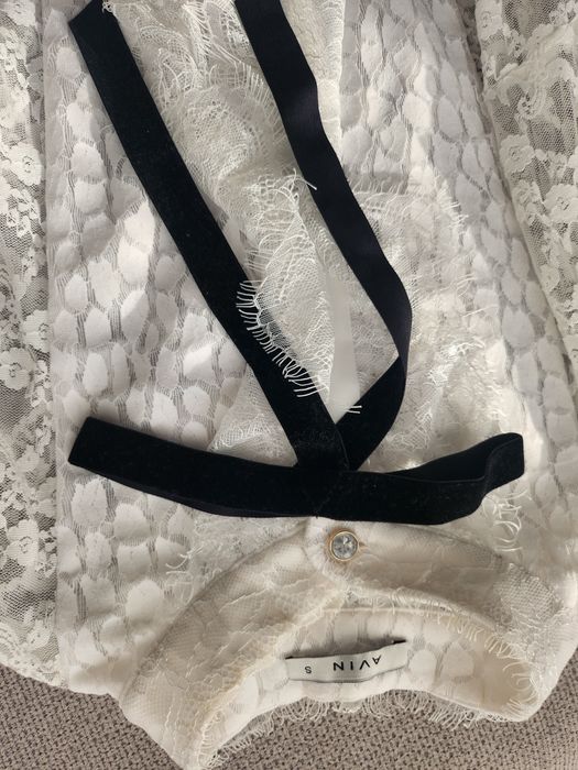 Риза бяла с черна панделка Avin без забележки