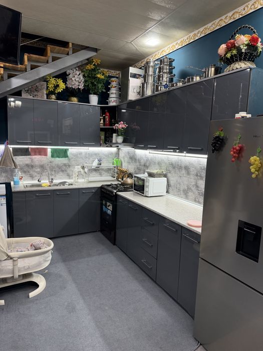 Kuxinniy mebel rangi bleskli mokri svet holati ideal