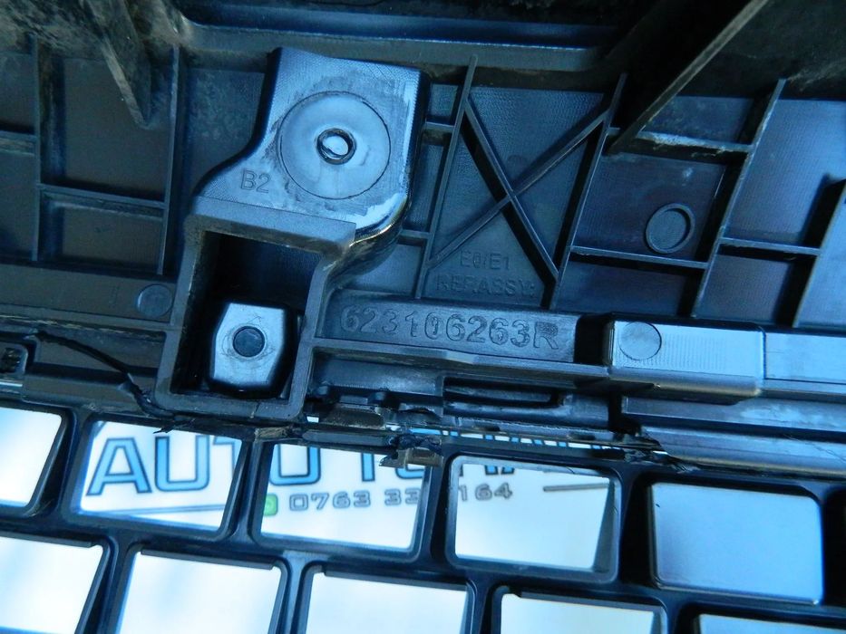 Grila centrala bara fata Renault Master 3 an 2019 2020 2021 2022 2023 cod 623106263R