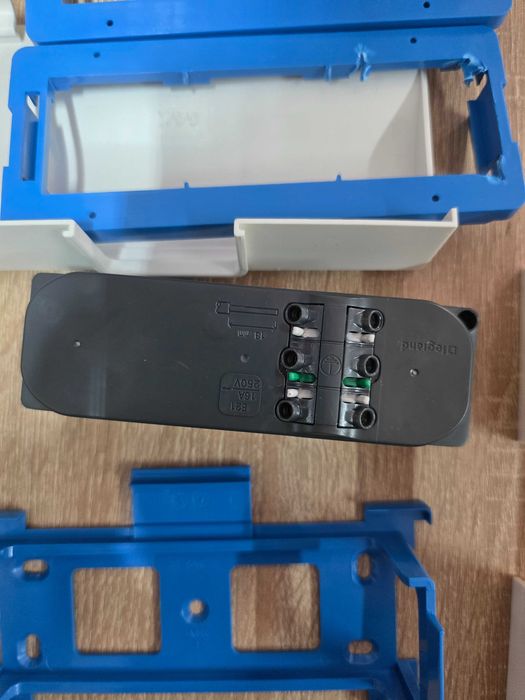 Unitate de priza cu 3 cai pentru plinta Cablecoach Habengut CC10042
