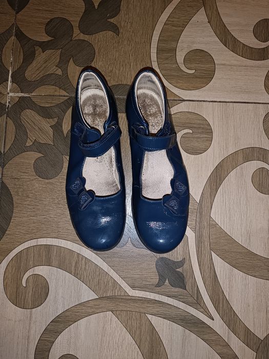Продам школьные туфли. Италия
