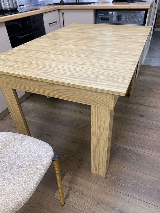 Продам стол с двумя стулями