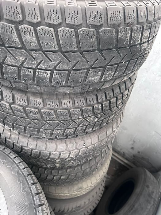 Продам шины Максис лупучка