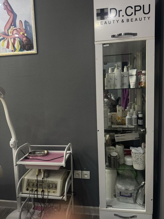 Продажа,,Стеклянный шкаф для салонов и помощница