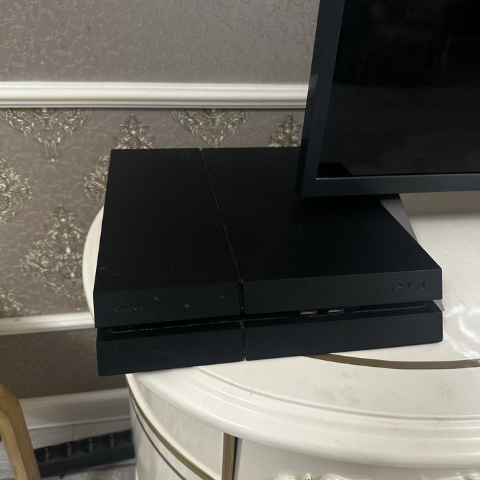 Продам playstation 4 (1gb)