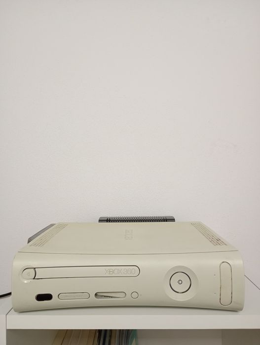 Xbox360 2 controlăre si 12 jocuri in stare decentă