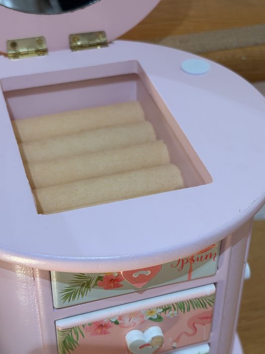 Дървена кутия за бижута