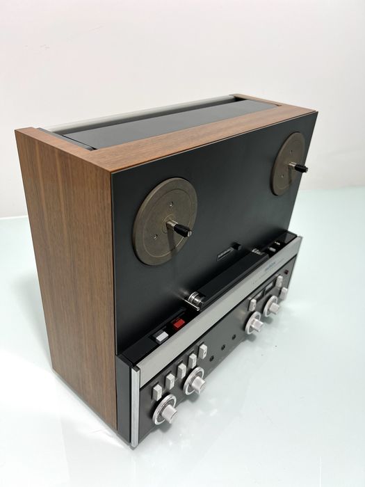 Linie REVOX compusă din magnetofon Revox A77 cu capac antipraf, amplificator A78, radio/tunor A76