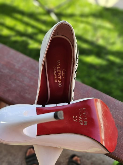 Pantofi stileto albi