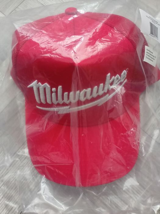 Бейсболка Milwaukee Red Trucker Cap.