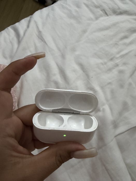 Продам наушники airpods