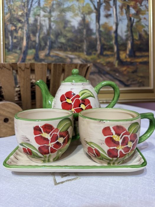 Керамичен сервиз чайник с две чашки и поднос с ръчно изрисувани цветя.