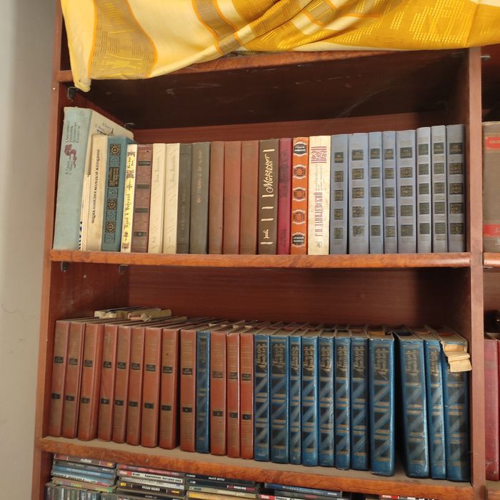 Tarixiy kitoblar va uyin disklari