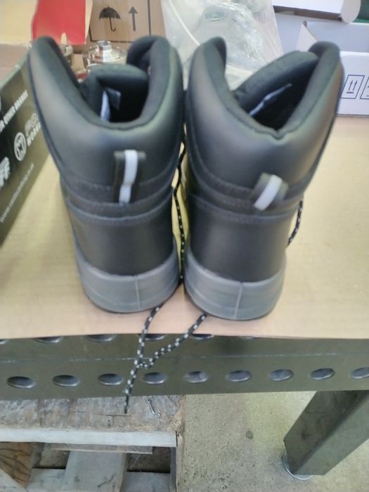 Работни обувки 41 с метално бомбе