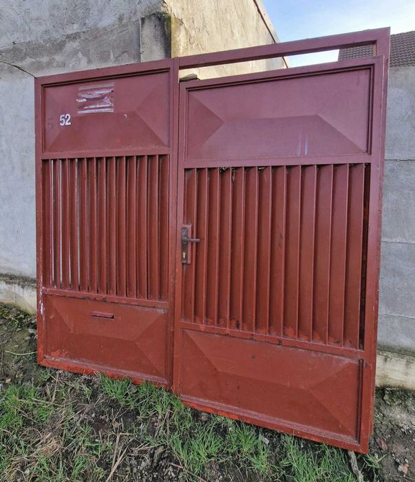 Poartă metalică masivă