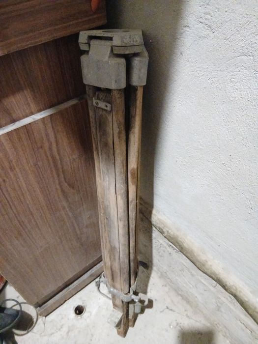 Продам штатив от нивелира