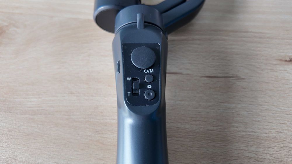 Stabilizator Gimbal pe 3 axe Hohem pentru smartphone, cu trepied