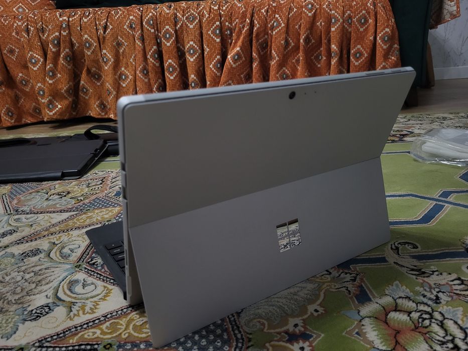 Microsoft Surface Pro 5 i5 / 4gb