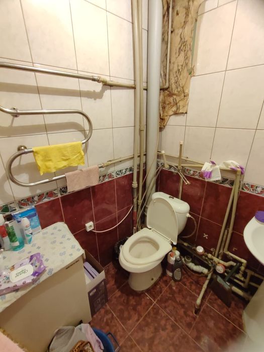 3 комн.. 4 мкр, 20 дом , 4 этаж.