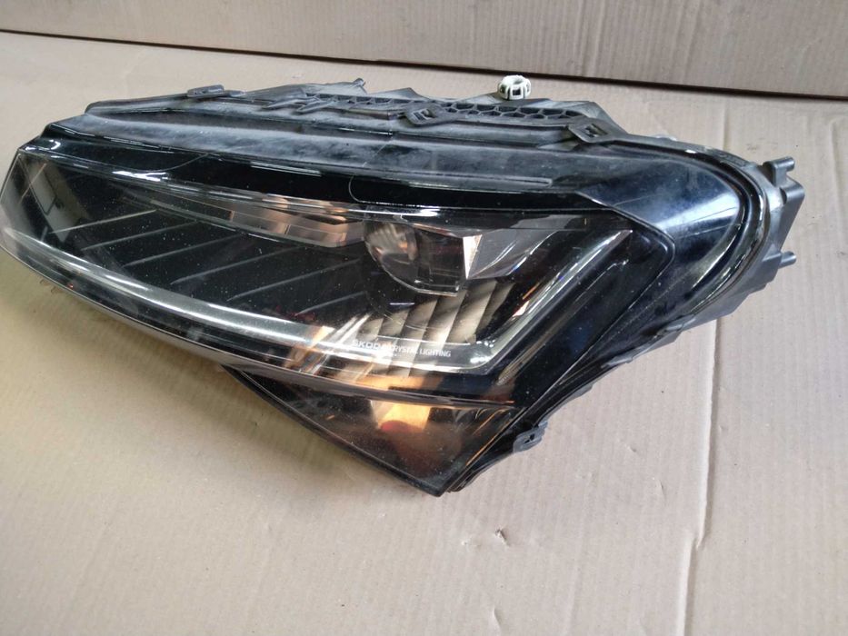 Фар ляв за Skoda Superb 3V