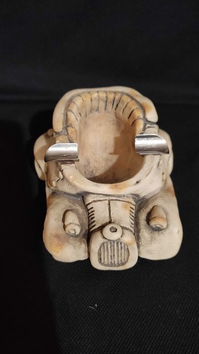 Масивен пепелник кола от смола