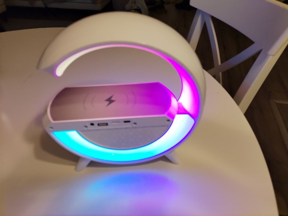 Lampa LED, radio, încărcător wireless și boxa bluetooth