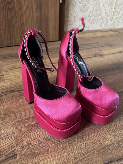 обувки на висок ток