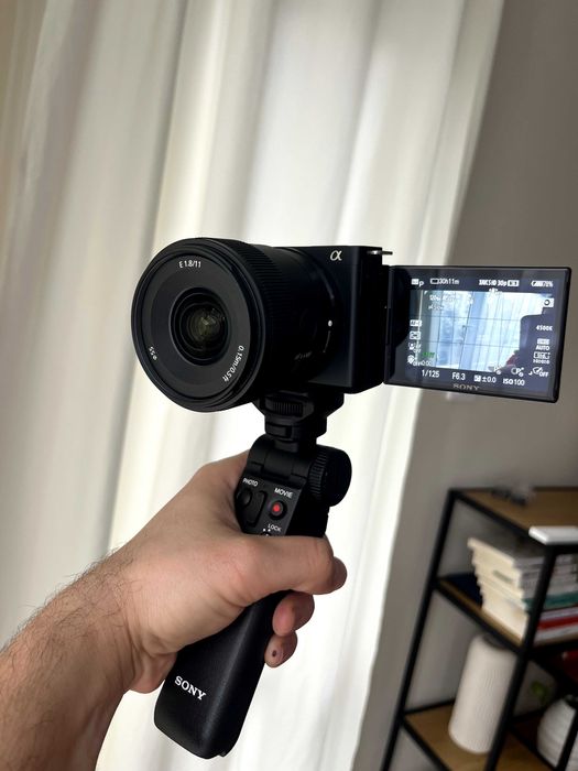 **ПРОДАВАМ ПЪЛЕН VLOG / CONTENT CREATOR КОМПЛЕКТ – SONY ZV-E10 + ОБЕКТИВ + ТРИПОД + АКСЕСОАРИ**