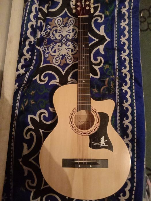 Продам гитару в отличном состоянии