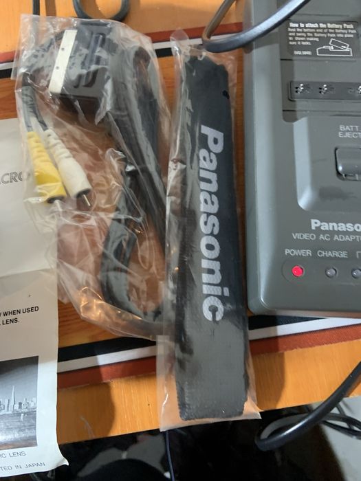 Cameră video vintage Panasonic Camescope S-VHS—CNV-S4 VHS PAL.