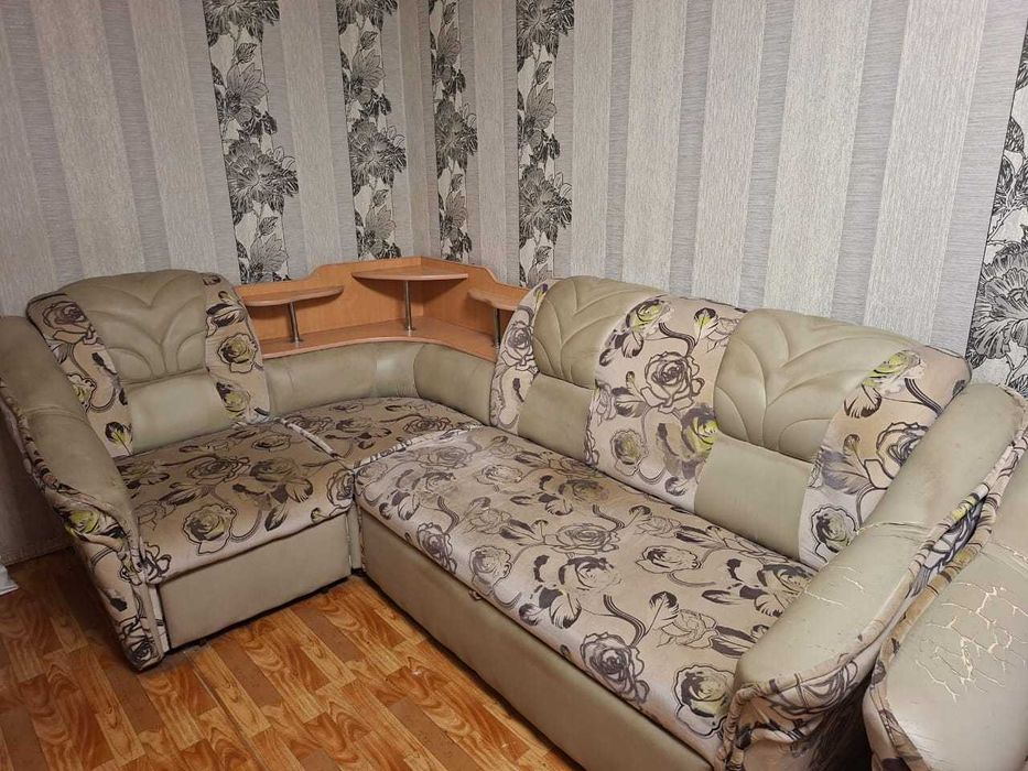 Продам угловой диван с креслом