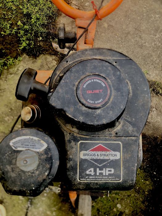 Vând motocultor (freză de grădină) cu motor Briggs & Stratton 4 CAI