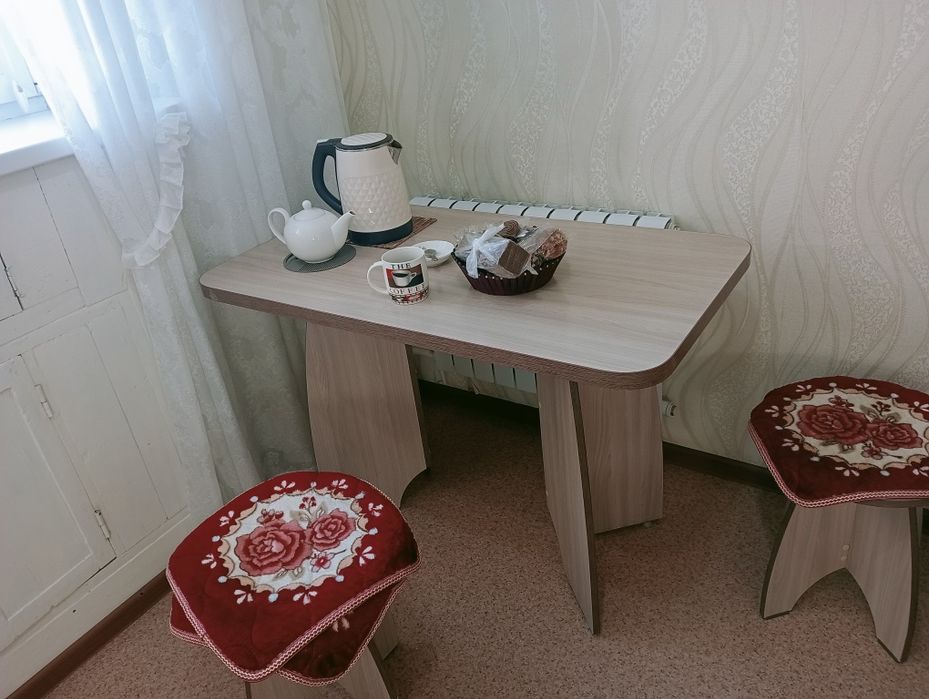 Продам стол со стульями, в отличном состоянии