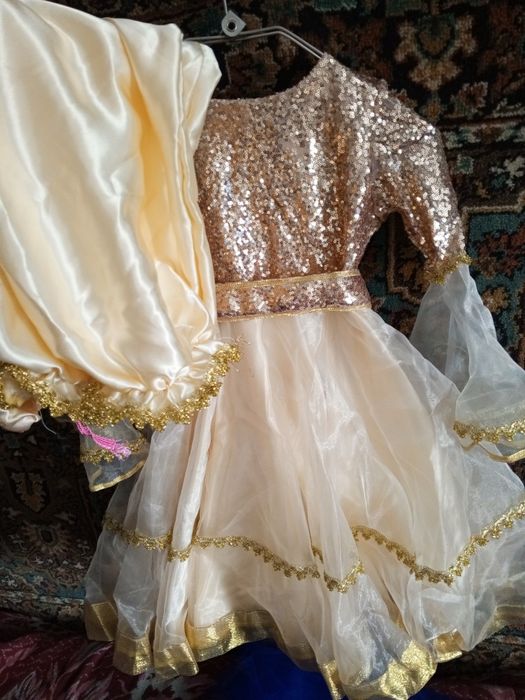 Платье с пайетками, на возраст от 4-7 лет