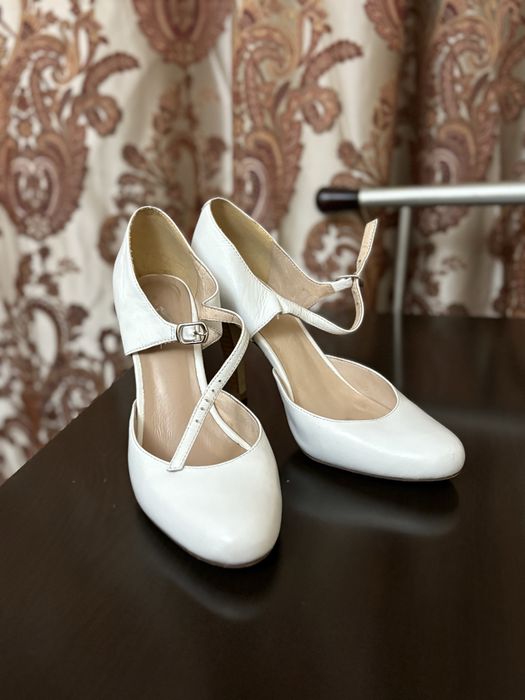 Туфли белые на каблуке 38