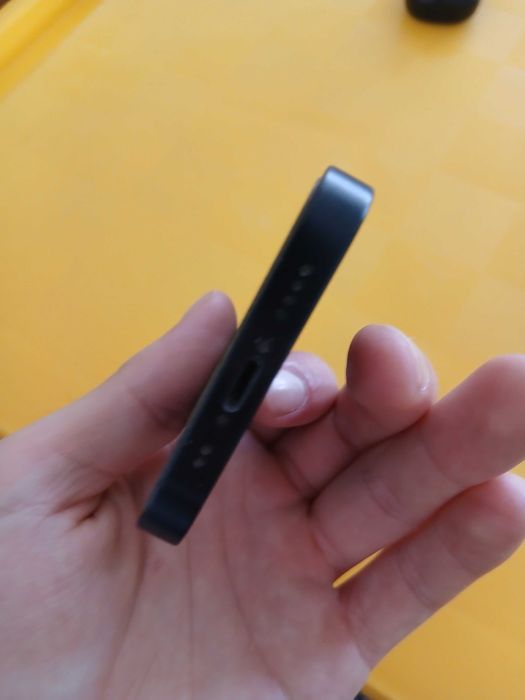 iphone 13 mini със съвсем леки следи от употреба