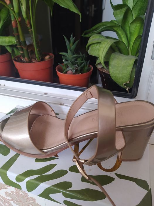 Босоножки женские золотистые