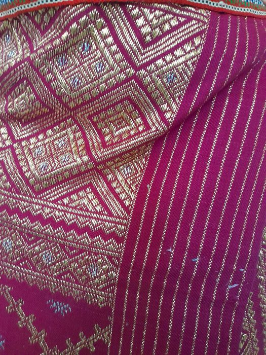 Fota lucrata manual vehe de 100 de ani cu fir metalic.