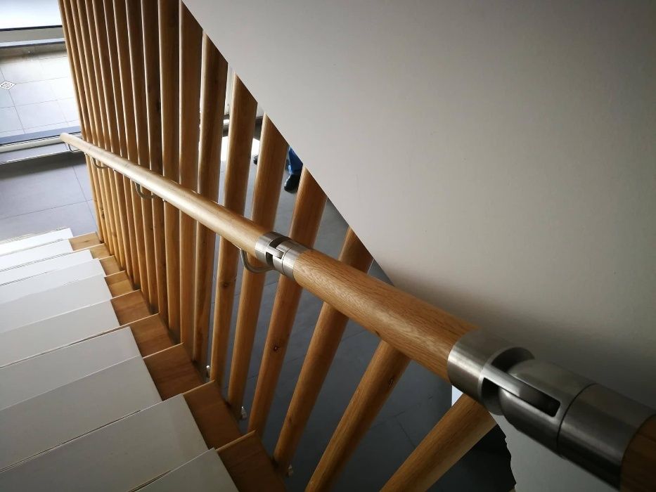 стъклен парапет в комбинация с дърво