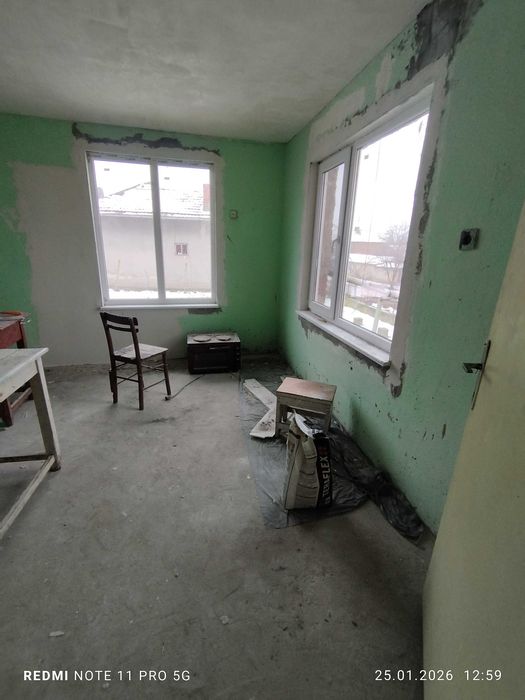 Продавам къща с двор в с. Новград