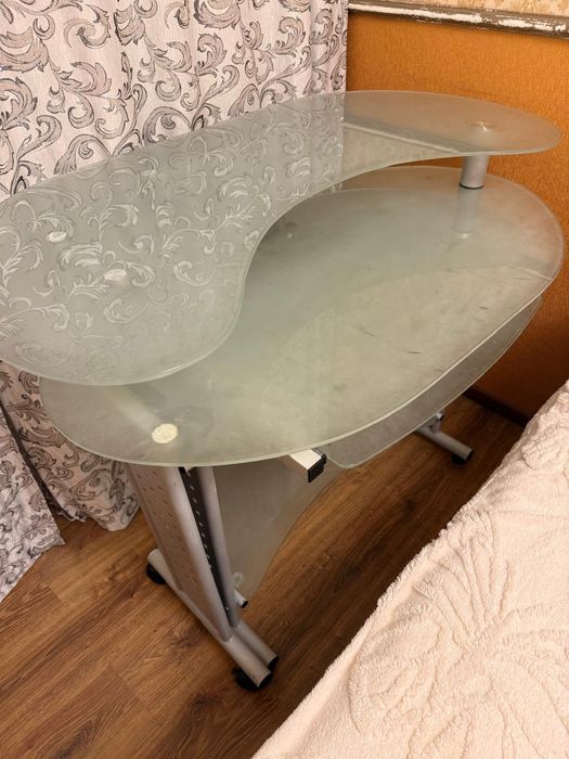 Продам компьютерный стол