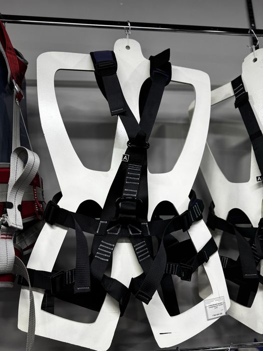 Страховочные системы, привязи для альпинизма, строителей