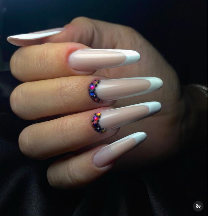 Unghii cu gel și ojă semi