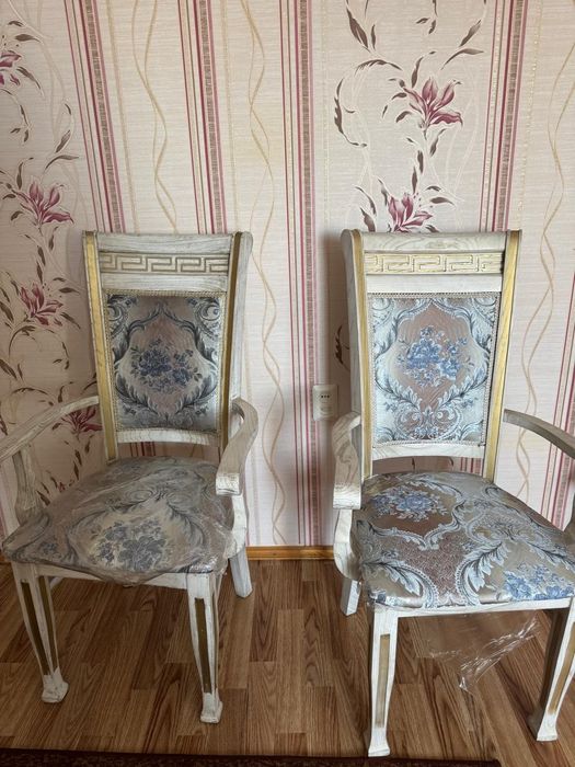 Стол со стульями