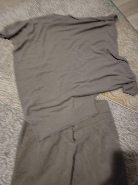Pantaloni și bluza bej Italia noi fără eticheta. Casual f buni pt primile temp. A toamnei
