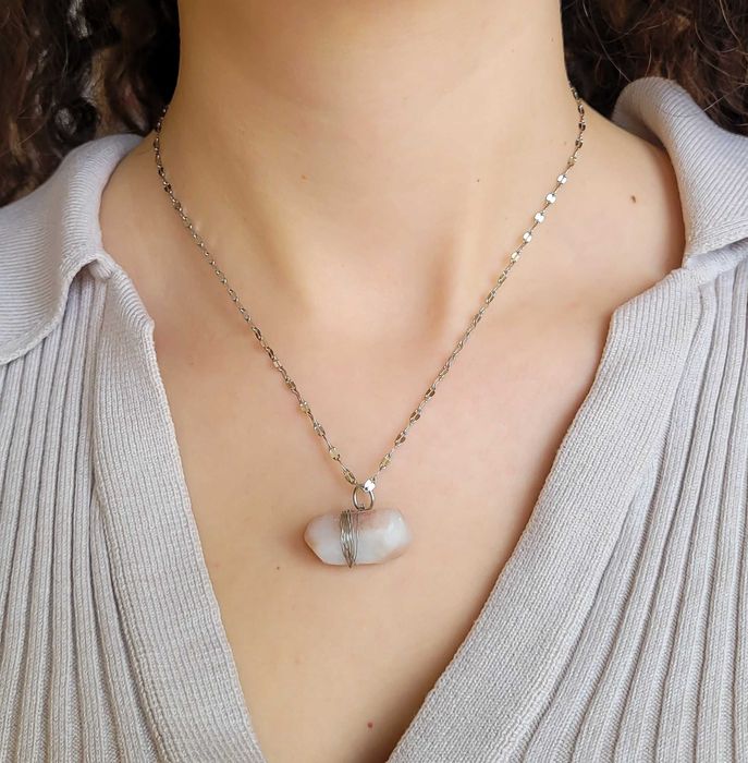 Подарък за Свети Валентин - колие с естествен кварц