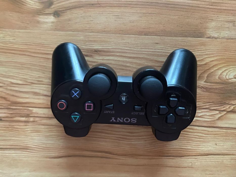 Vând PS3 vine la pachet cu maneta și două cabluri