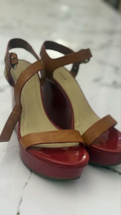 Женские босоножки